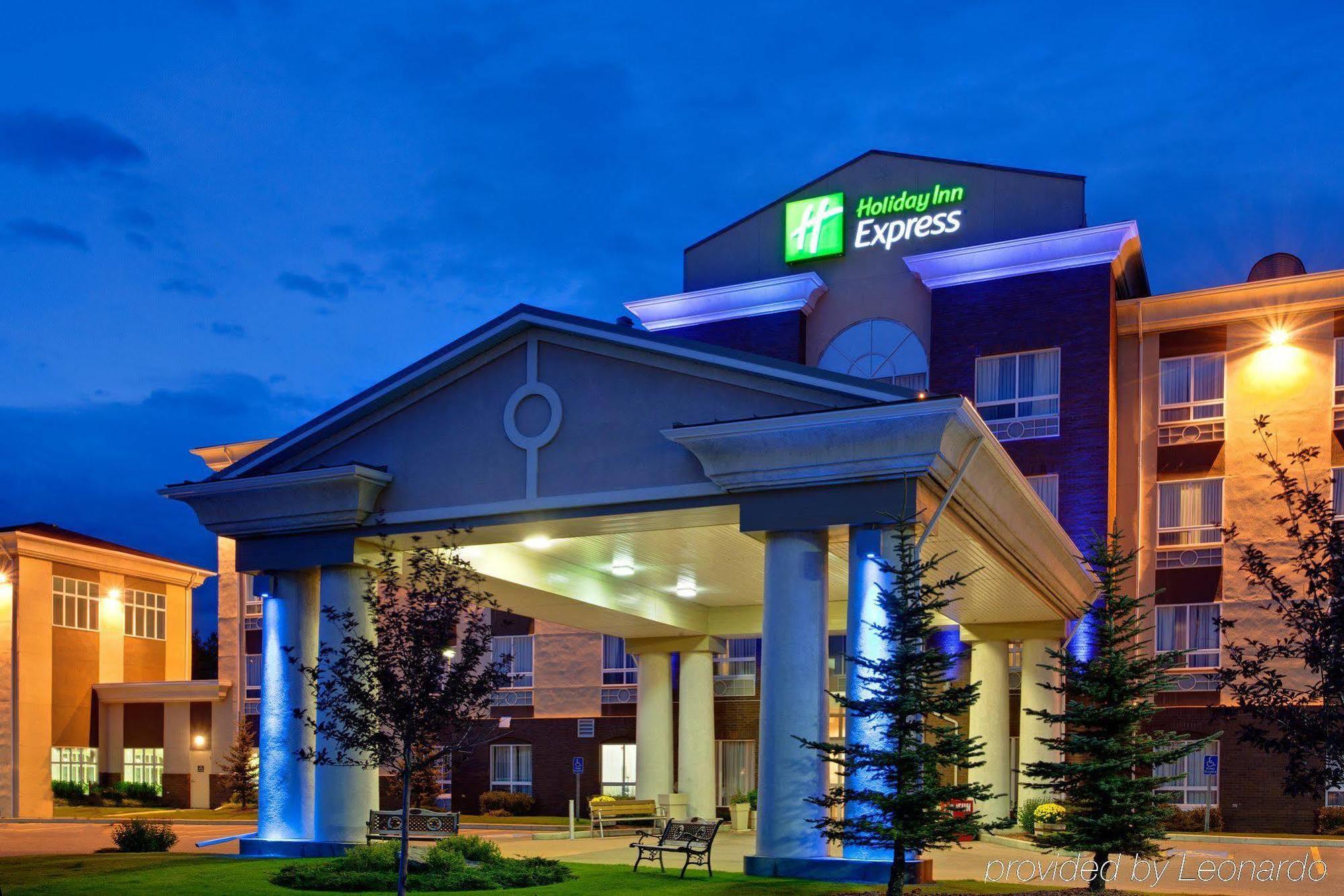 Holiday Inn Express Airdrie By Ihg מראה חיצוני תמונה