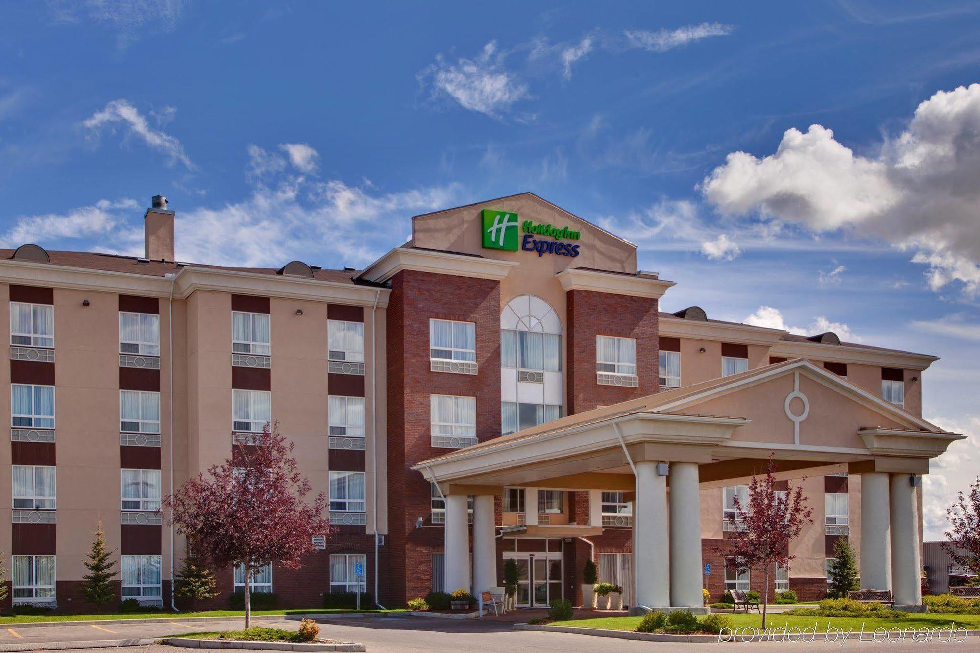 Holiday Inn Express Airdrie By Ihg מראה חיצוני תמונה