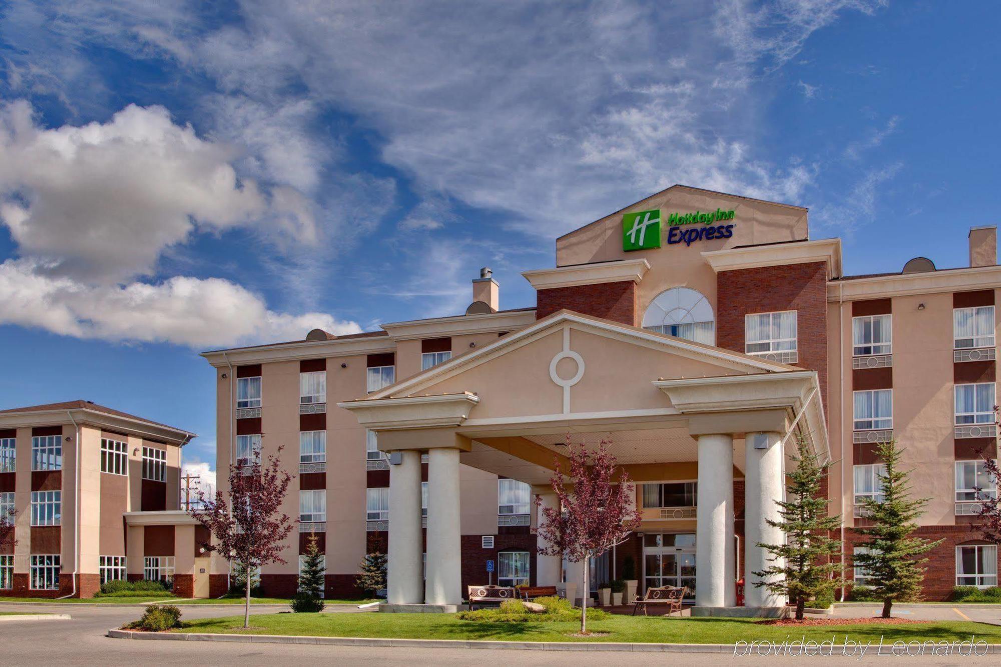 Holiday Inn Express Airdrie By Ihg מראה חיצוני תמונה